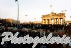 People in front and on the Berlin Wall in front of the Brandenburg Gate